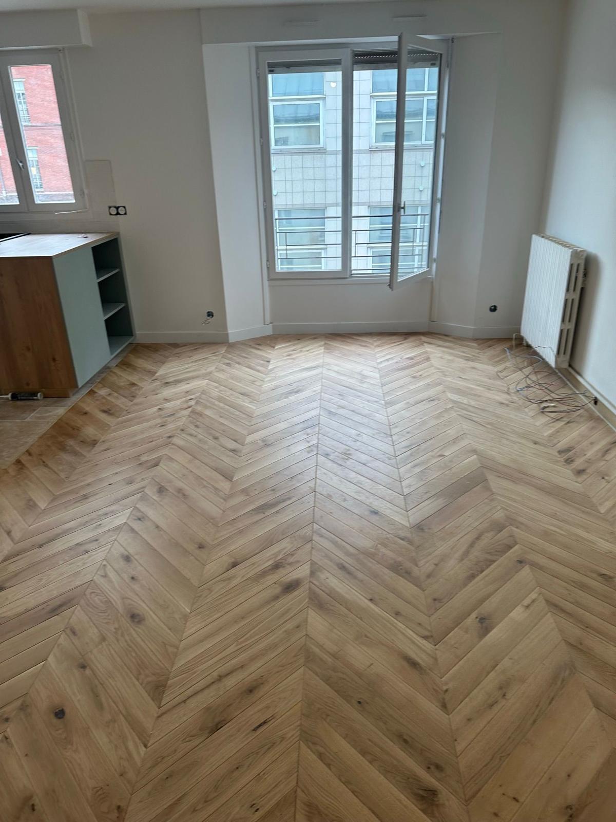 Pose de parquet en chevron — chantier suivi par HEPHIR