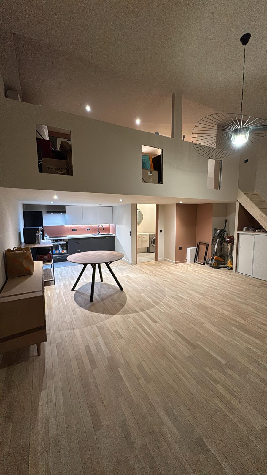 Loft rénové avec parquet massif et suspension design — réalisation d'une entreprise du réseau HEPHIR